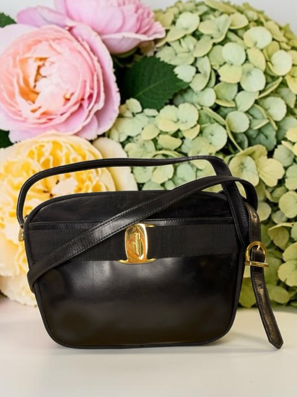 Salvatore Ferragamo vintage VARA Bow black leather Crossbody EUC